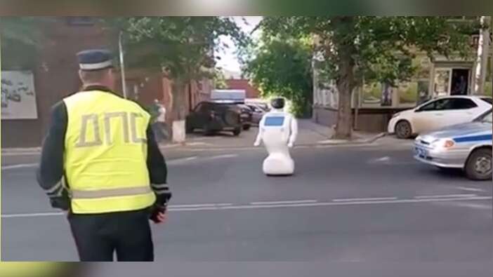 İnanılmaz! Firar eden robot kendini sokağa attı (VIDEO)
