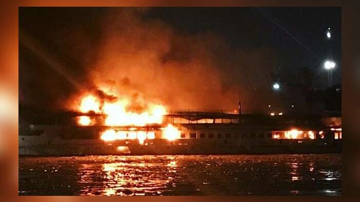 Rusya'da eğlence gemisi alev, alev yandı