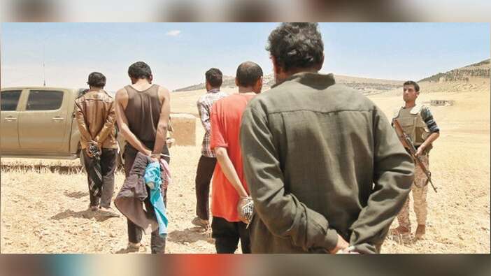 Tek tek evleri basıldı! PYD  o gençleri Esed’e verdi