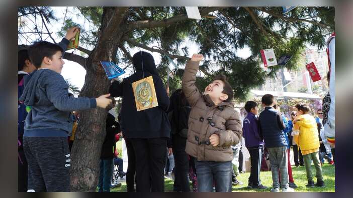 Çocuklar ağaçtan meyve değil kitap topladı...