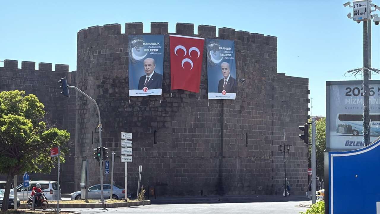 devlet-bahceli-diyarbakir-pankart
