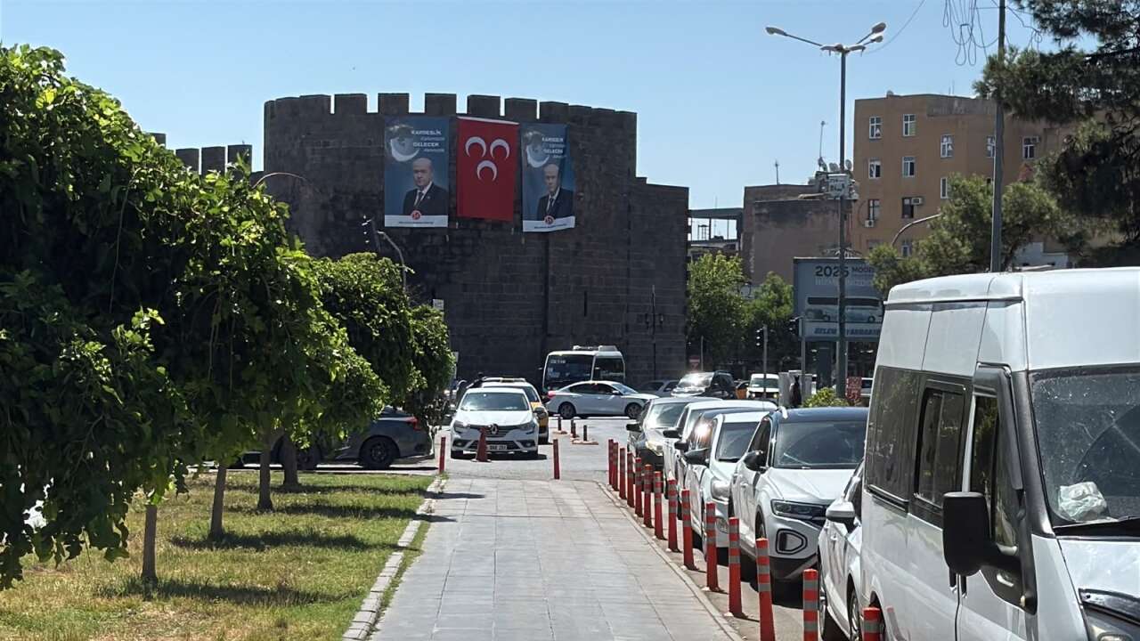 devlet-bahceli-diyarbakir-pankart