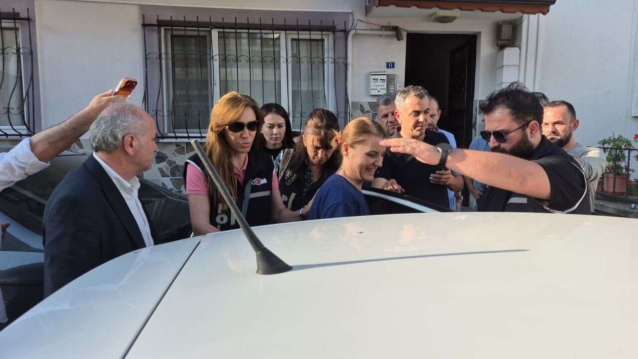 izmit-belediyesine-sok-operasyon-belediye-baskani-fatma-kaplan-hurriyet-ve-ilce-baskani-gozaltinda