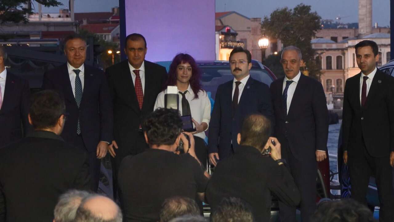 yks-sampiyonlarina-togg-hediyesi