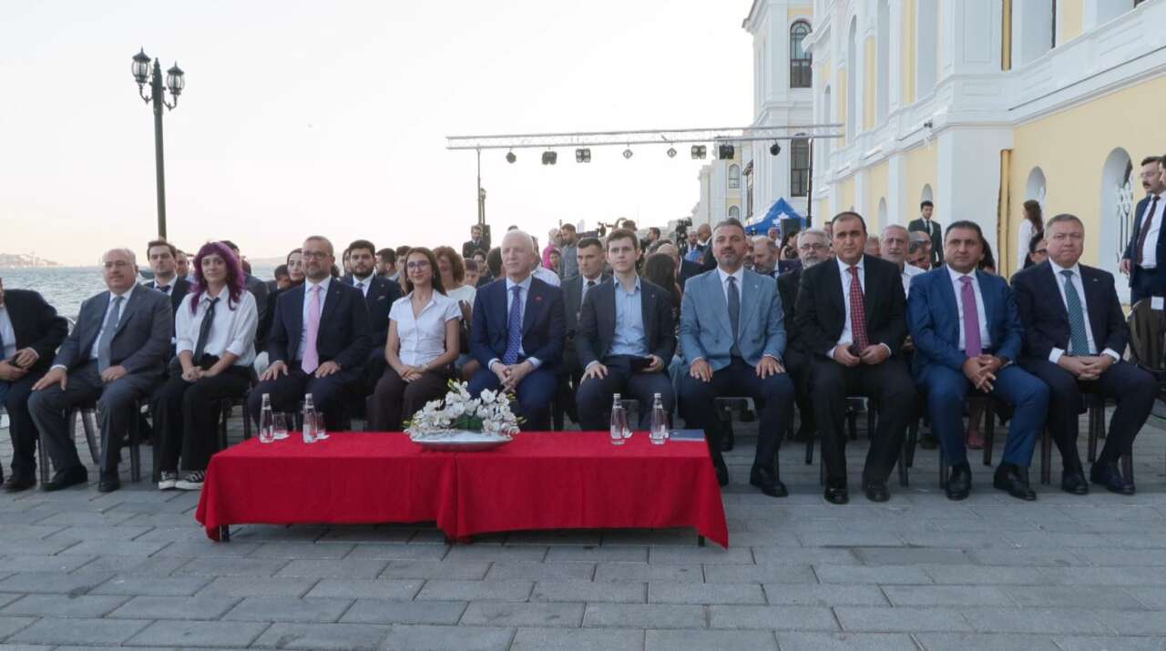 yks-sampiyonlarina-togg-hediyesi