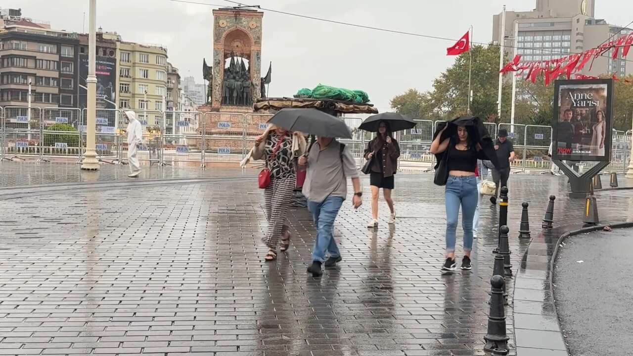 istanbul-yagmur-taksim-meydani