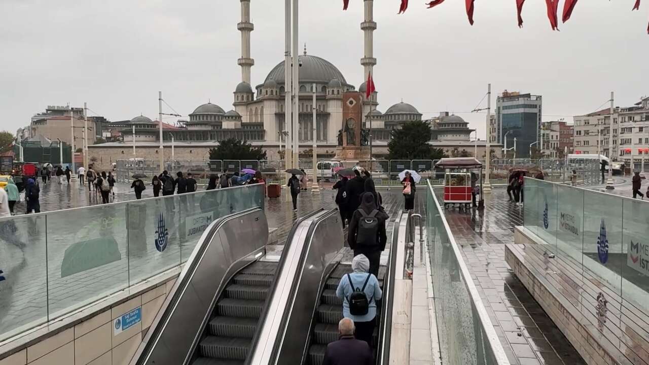 istanbul-yagmur-taksim-meydani
