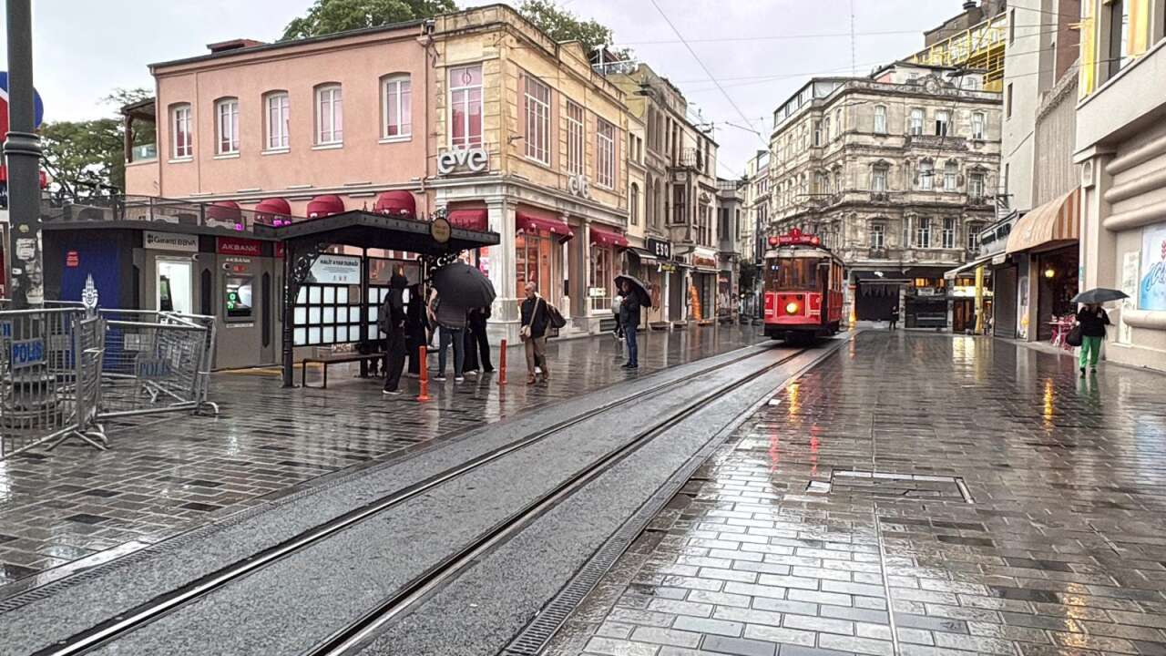 istanbul-yagmur-taksim-meydani