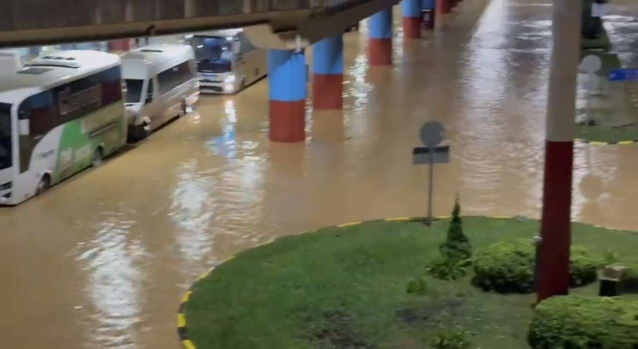 trabzon-siddetli-yagis-havalimani
