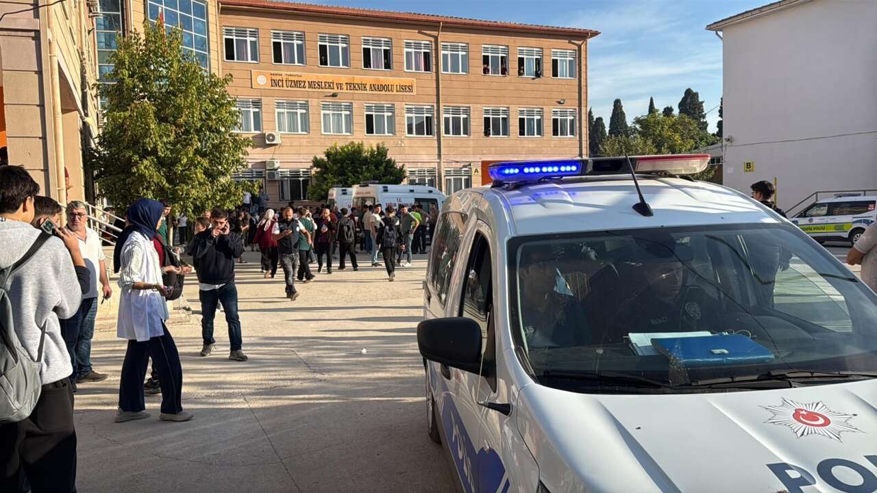 manisa-turgutlu-inci-uzmez-lise-saldiri