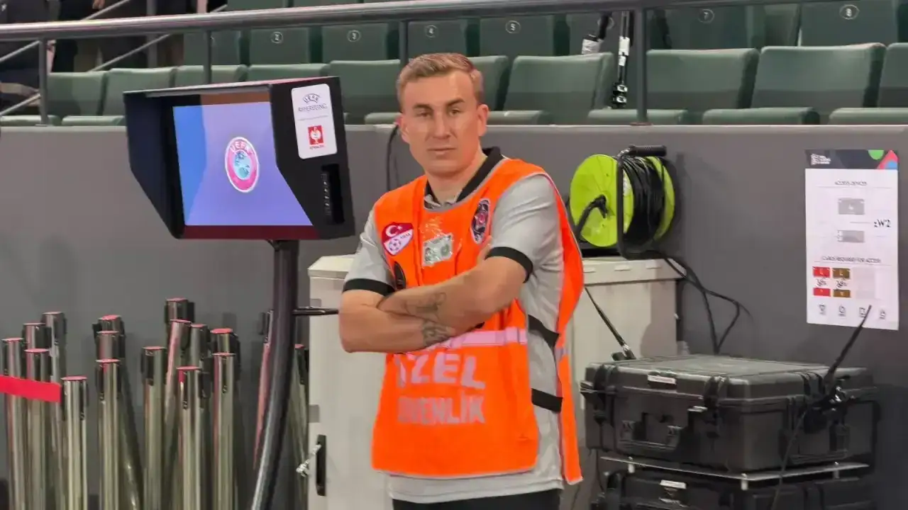 f85d5ea5-kocaelisporun-eski-futbolcusu-turkiye-fransa-macinda-guvenlik-gorevlisi-oldu-3-kocaeligundem