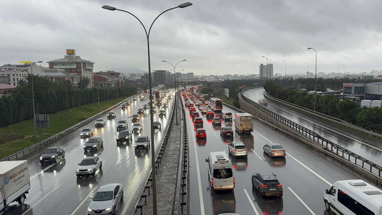 istanbul-trafigi-kilit-metrobus