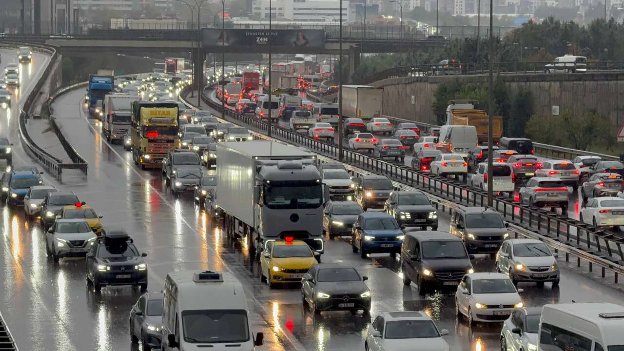 istanbul-trafigi-kilit-metrobus