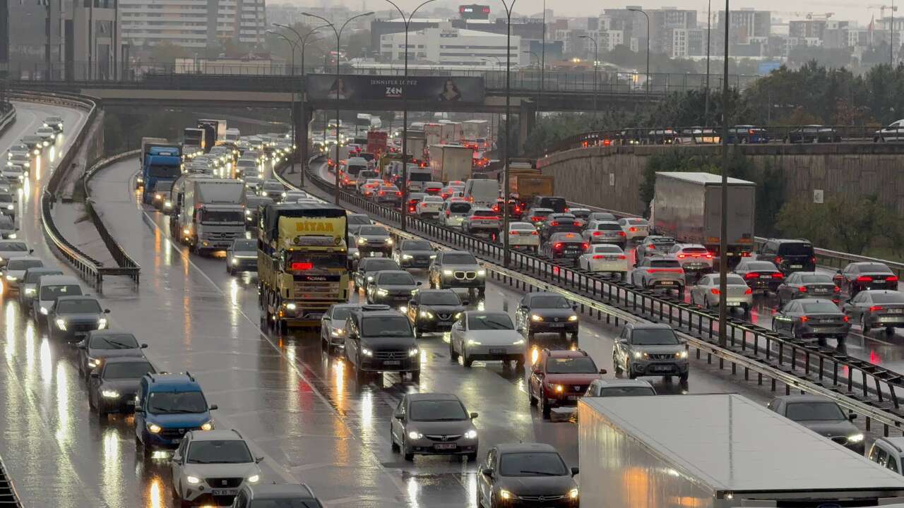 istanbul-trafigi-kilit-metrobus