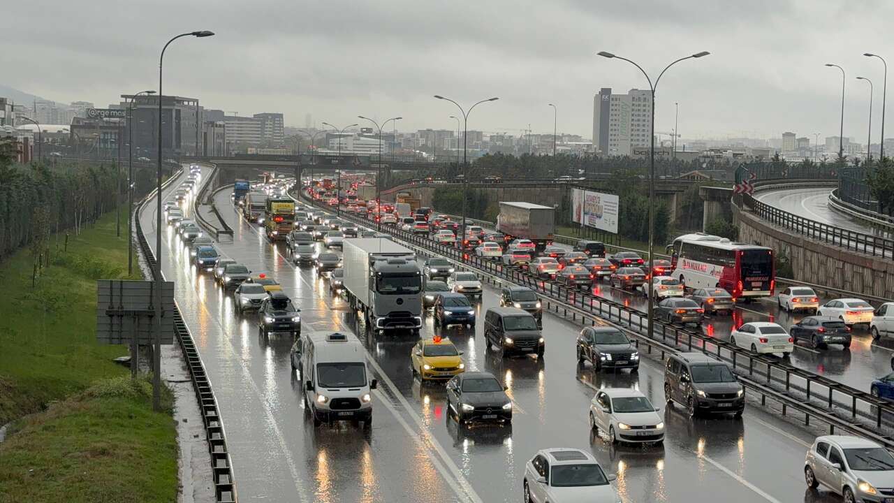 istanbul-trafigi-kilit-metrobus