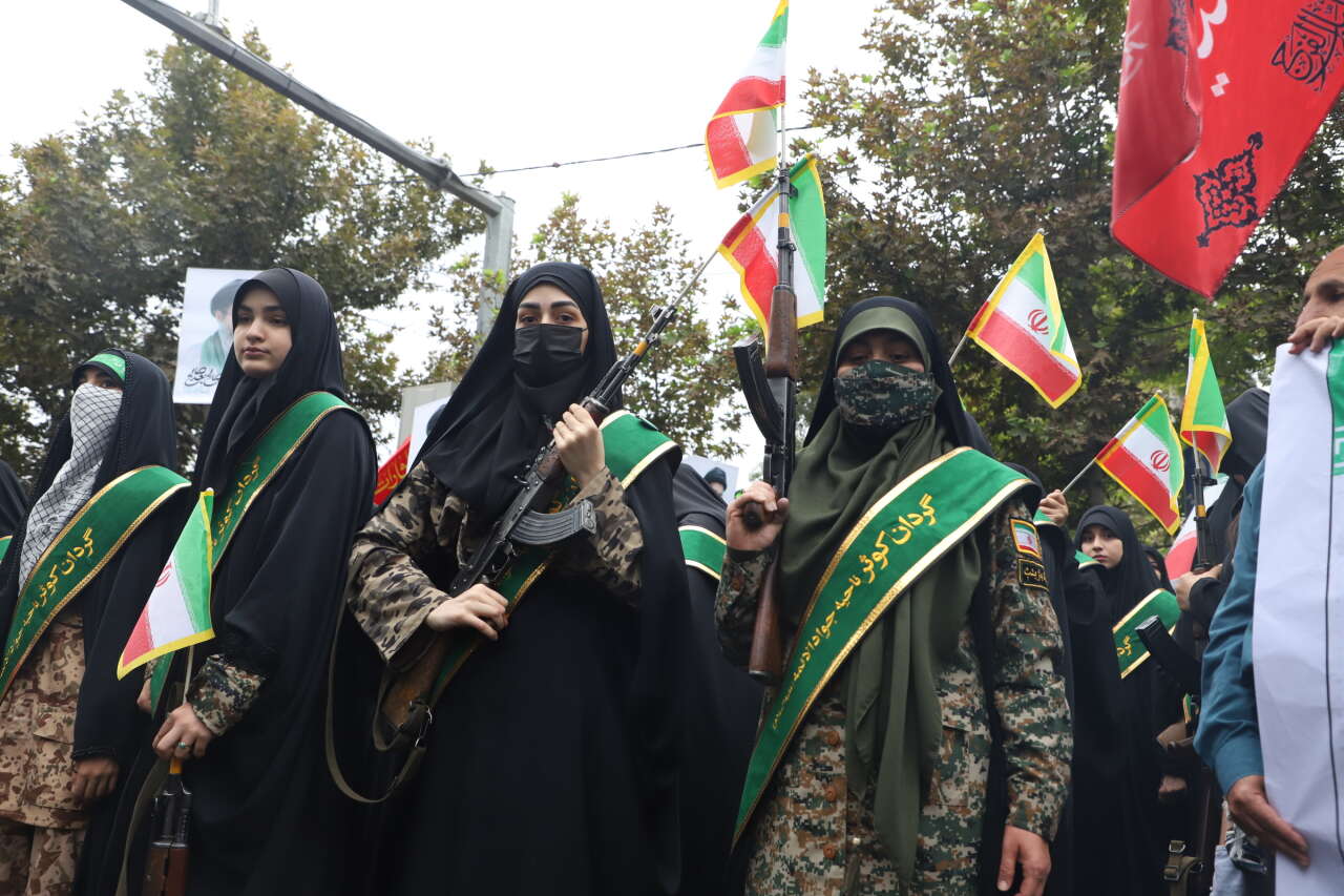 iran-sivillere-silah-egitimi