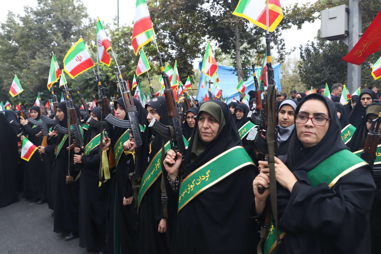 iran-sivillere-silah-egitimi