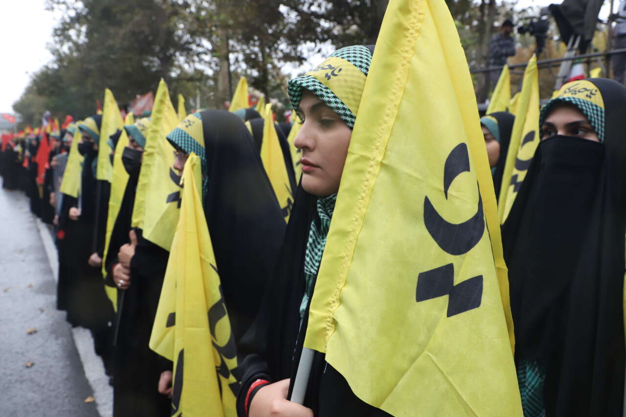 iran-sivillere-silah-egitimi