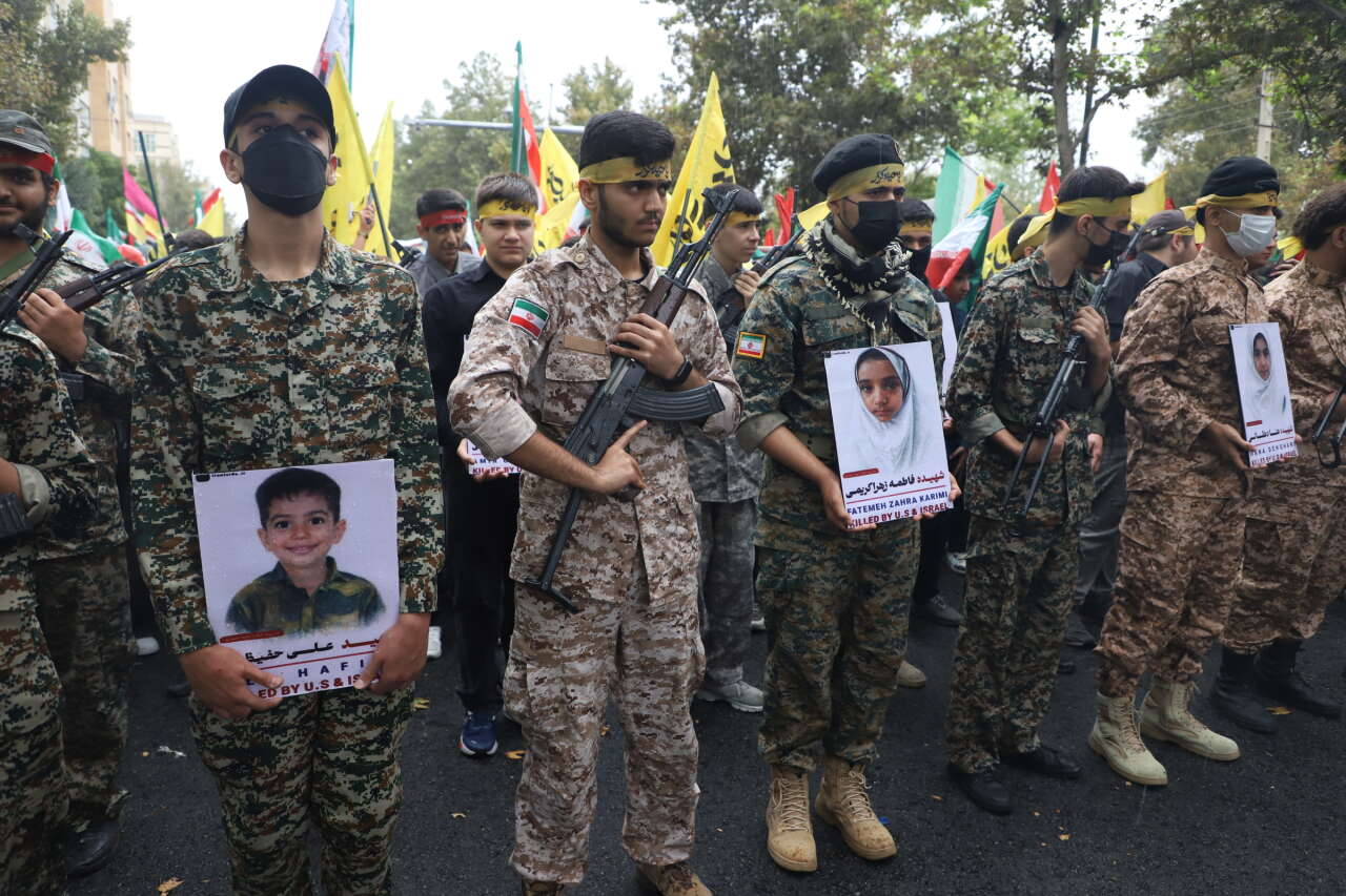 iran-sivillere-silah-egitimi
