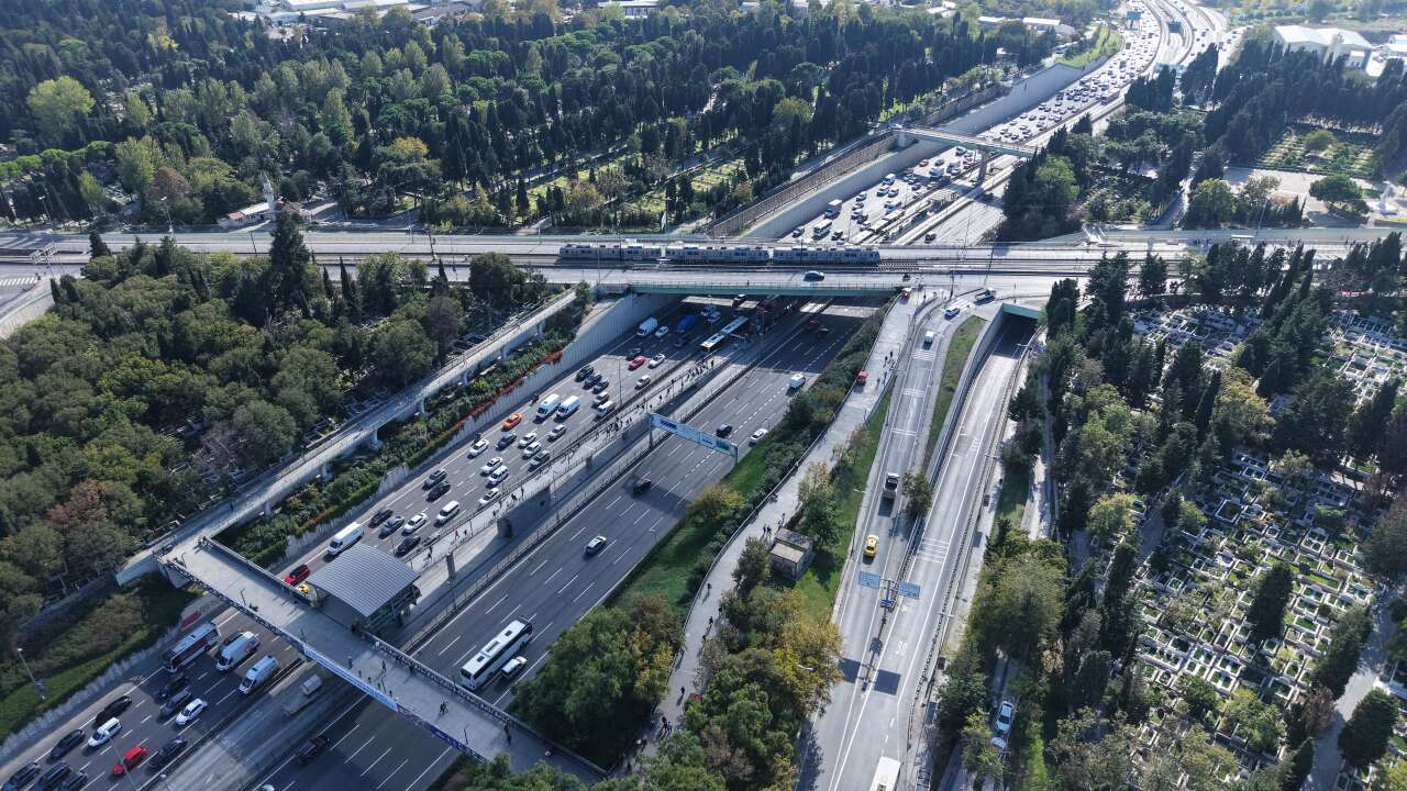 ibb-edirnekapi-metrobus-istasyonu-aylardir-kapali