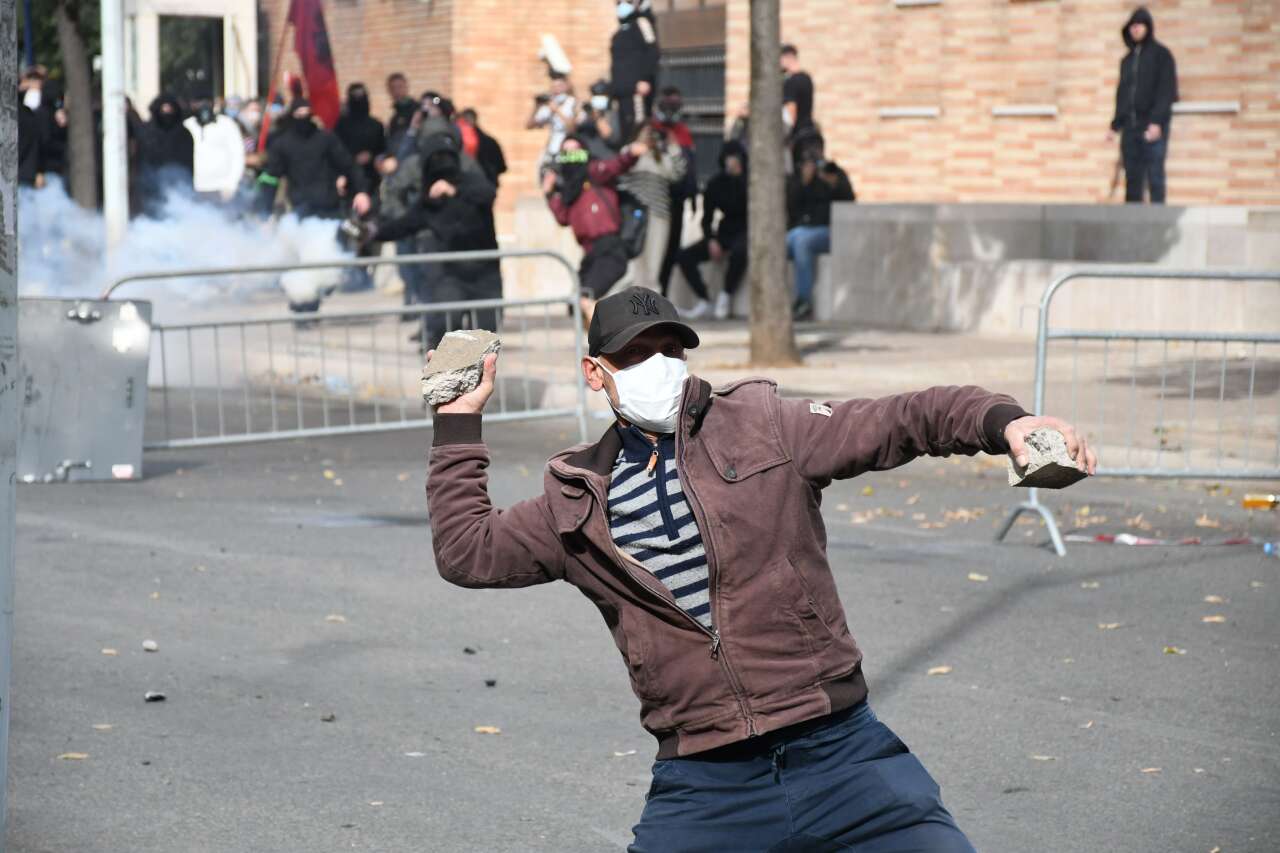 arnavutluk-protesto-gosterileri