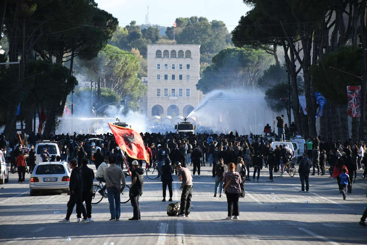 arnavutluk-protesto-gosterileri