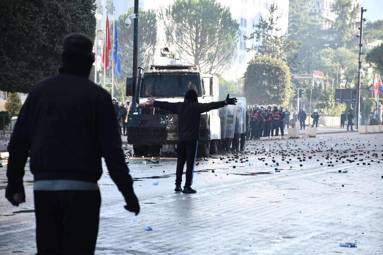 arnavutluk-protesto-gosterileri