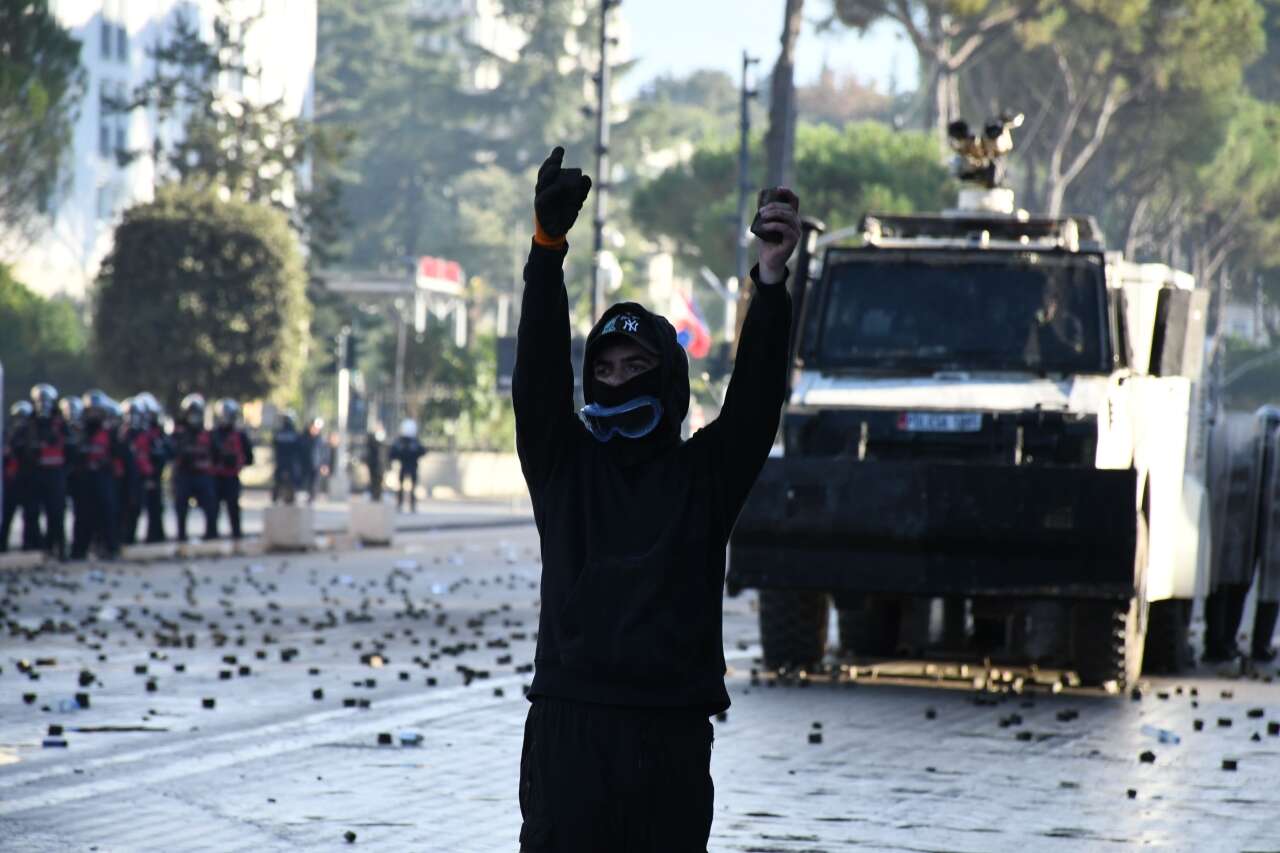 arnavutluk-protesto-gosterileri