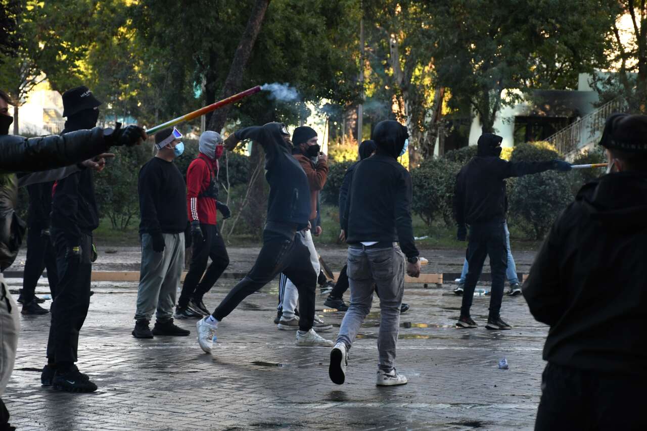 arnavutluk-protesto-gosterileri