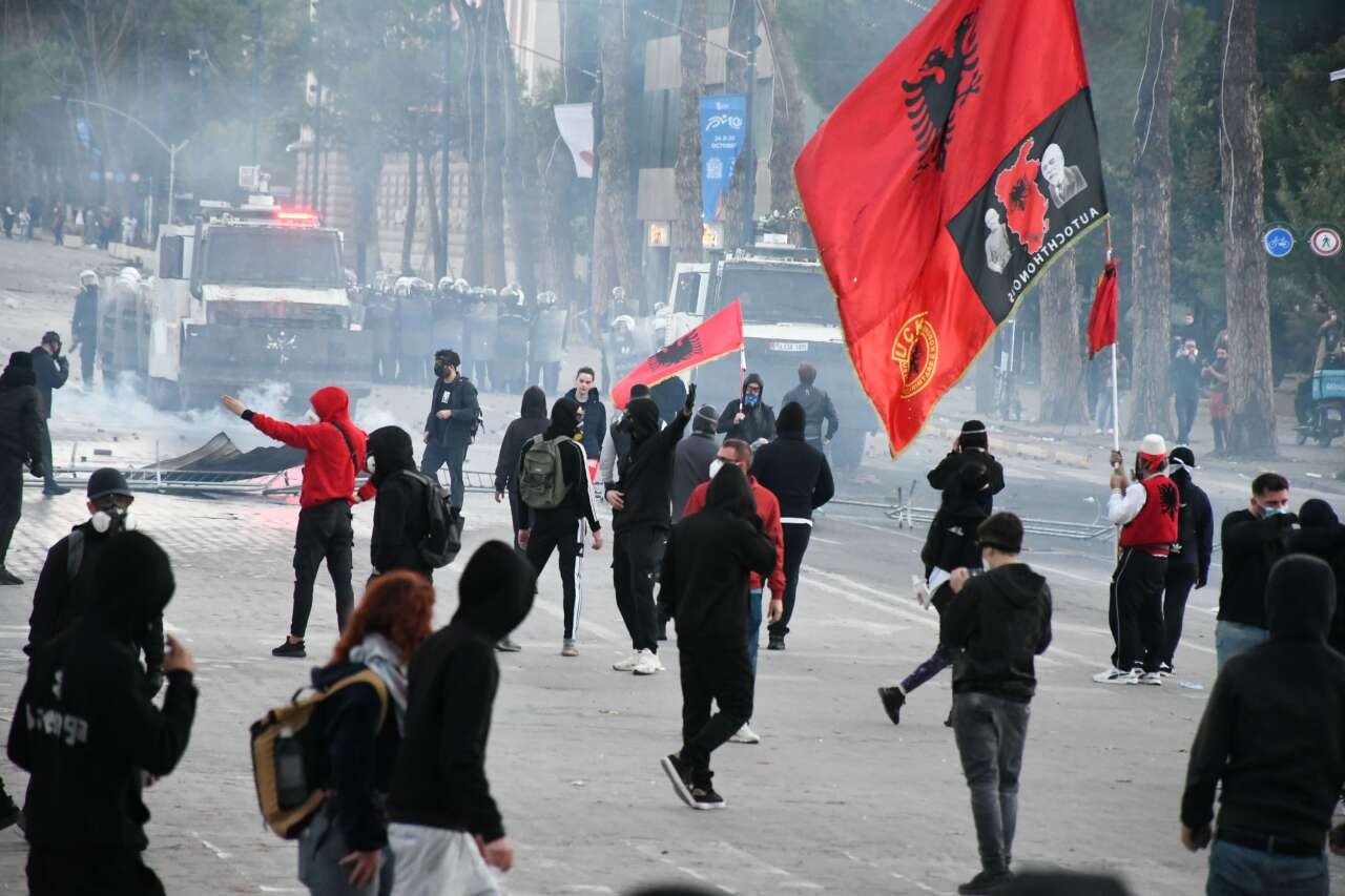 arnavutluk-protesto-gosterileri