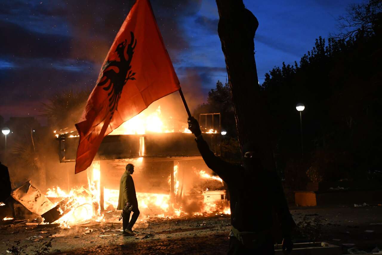 arnavutluk-protesto-gosterileri